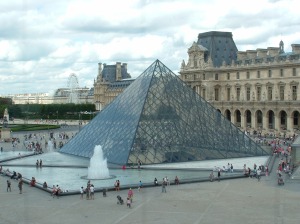 Il Louvre e la piramide di Ming Pei.